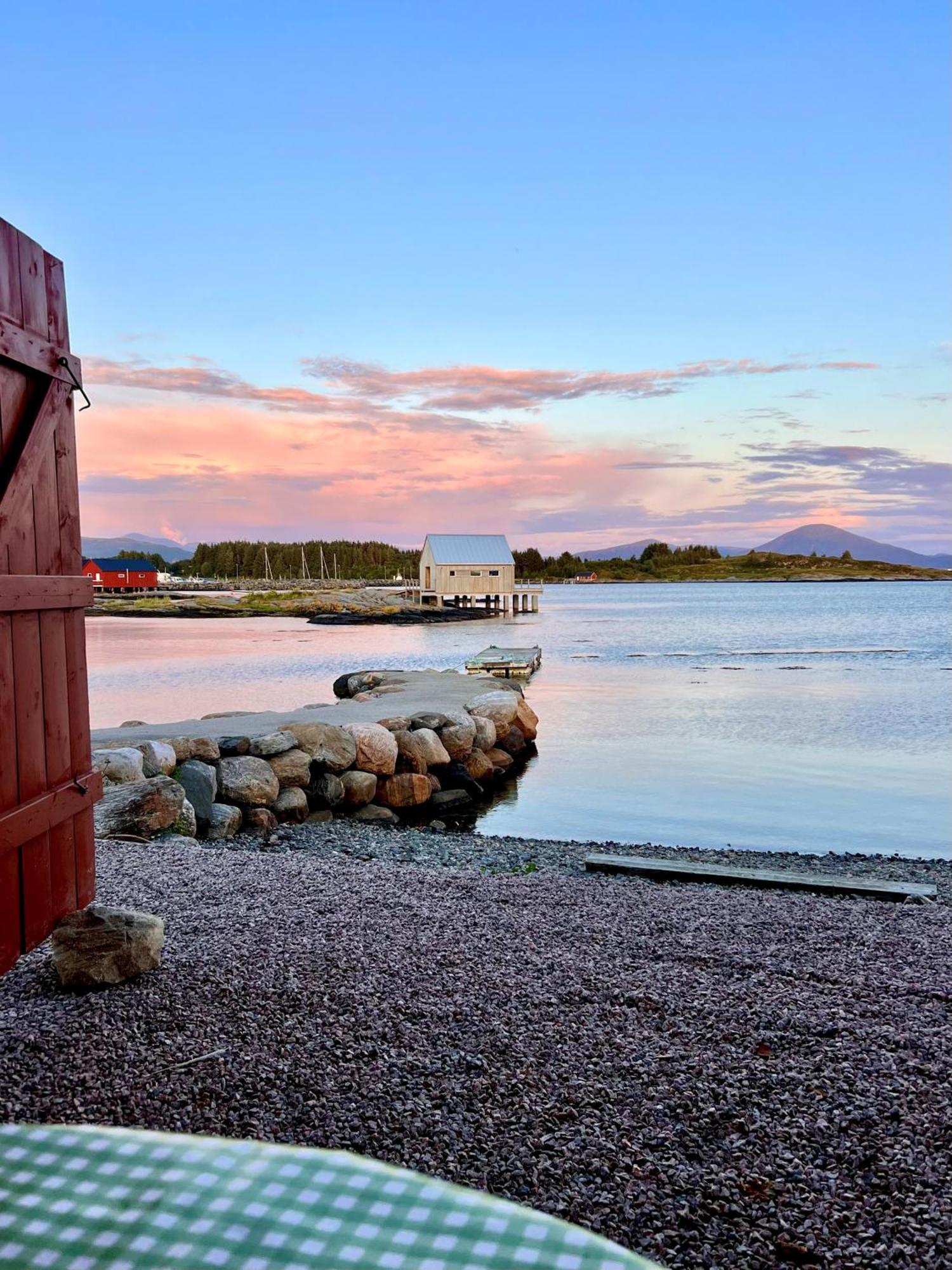 Waterfront Rorbu - By The Beach Bud Buitenkant foto